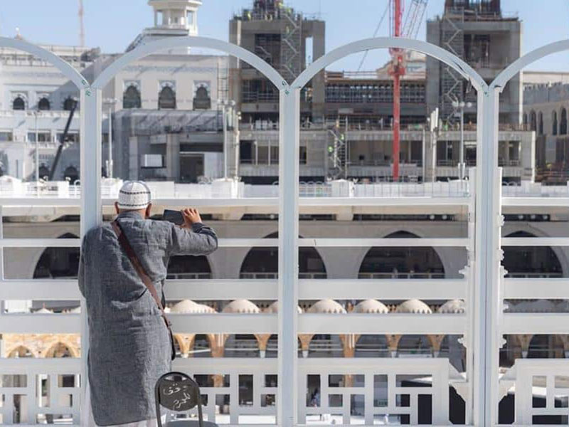 بالصور: شاهد السياج الحديدي الذي يجري تنفيذه بسطح المسجد الحرام
